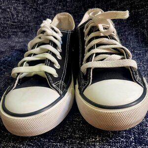 Generic low top black tennis shoes US 7, UK 5, Eur 38, GUC